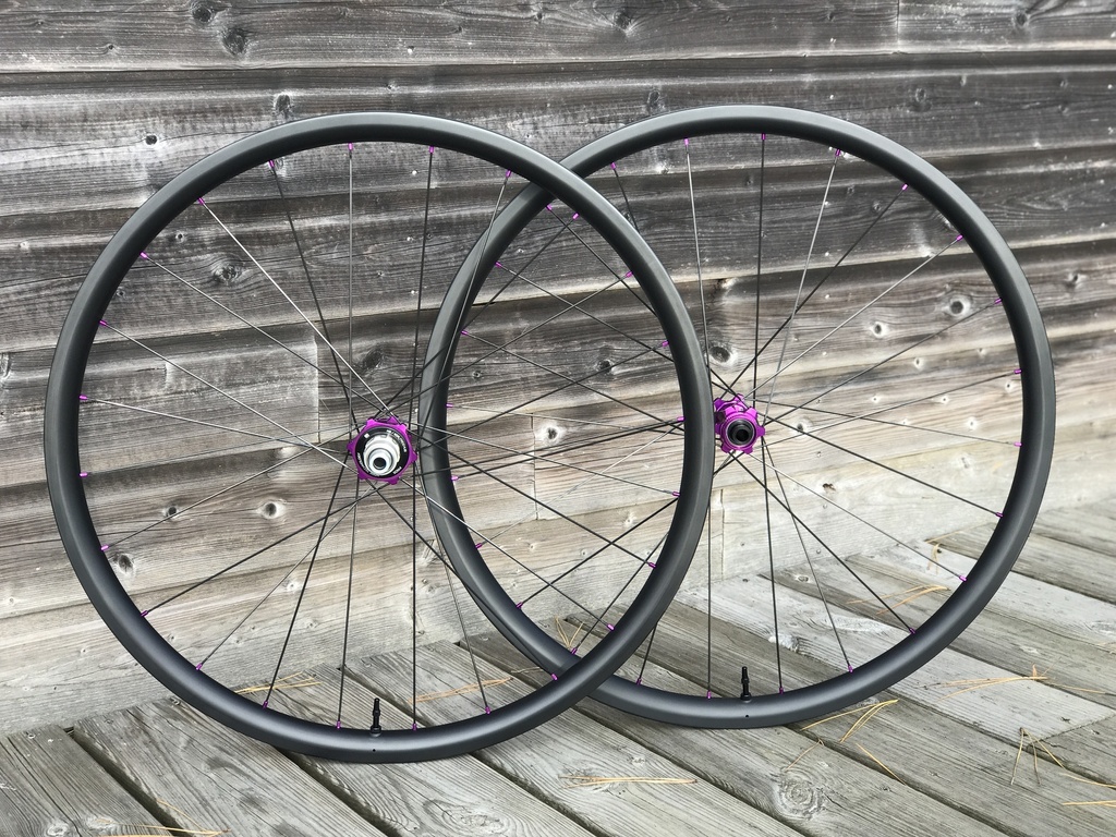 ROUES CARBONE 24 HOOKLESS | HOPE PRO5 SP24 CL | SAPIM | BERD